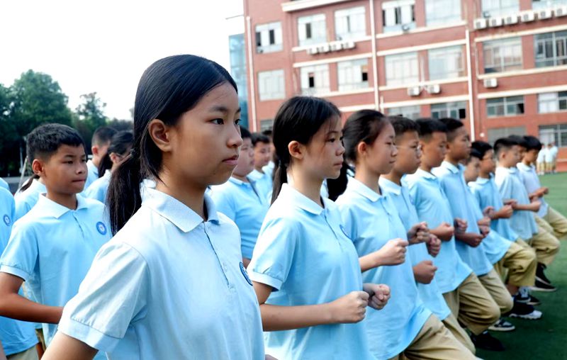 少年何惧骄阳烈  意气风发展英姿丨知源学校2023级七年级新生军训进行时