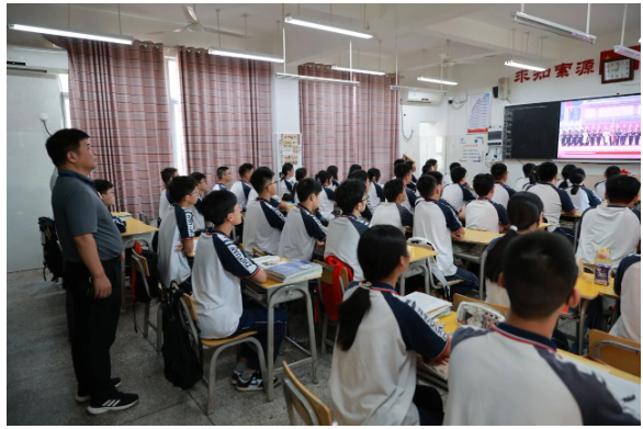 铭记历史 致敬祖国 ——知源学校组织全体师生观看“九三”大阅兵