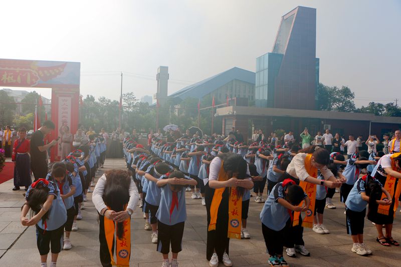 拾光筑梦·青衿致远--知源学校小学部举行纪念孔子诞辰2576周年暨四年级成长礼活动