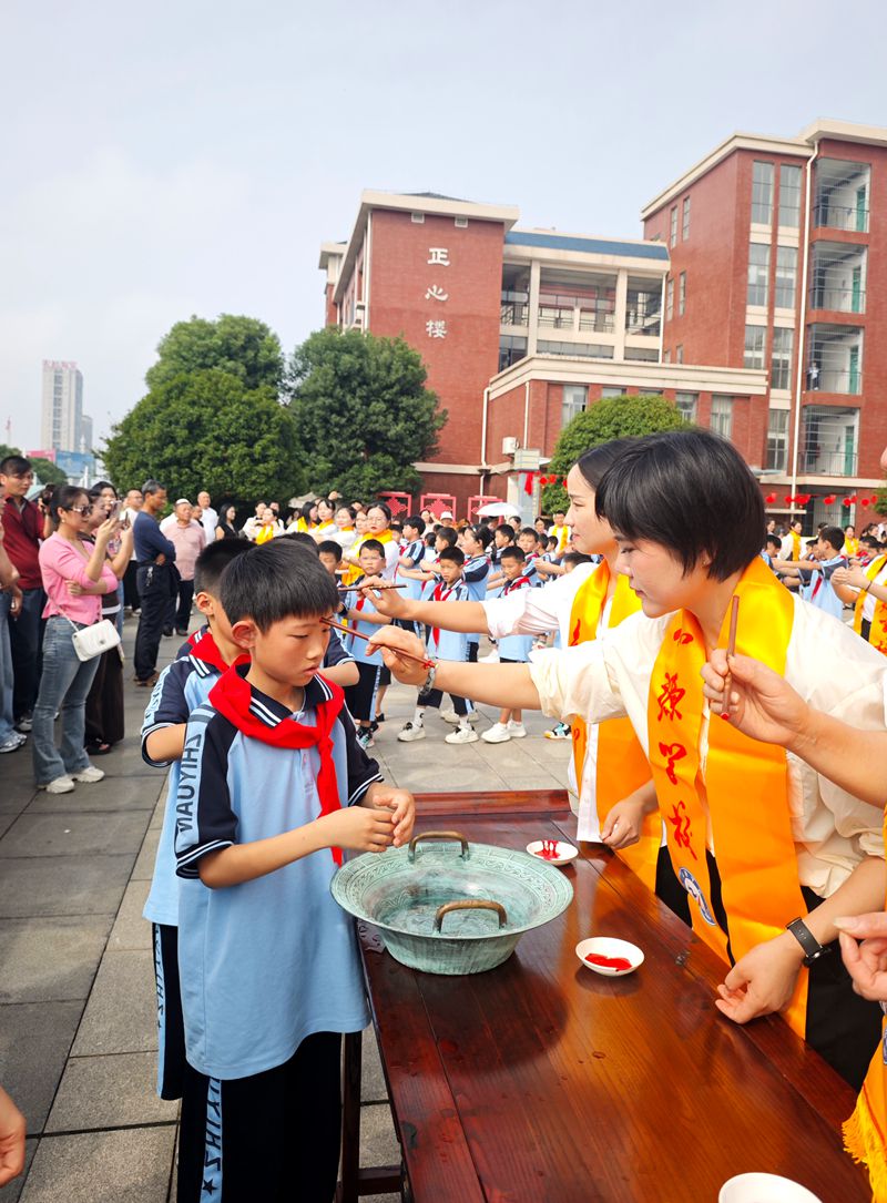 拾光筑梦·青衿致远--知源学校小学部举行纪念孔子诞辰2576周年暨四年级成长礼活动
