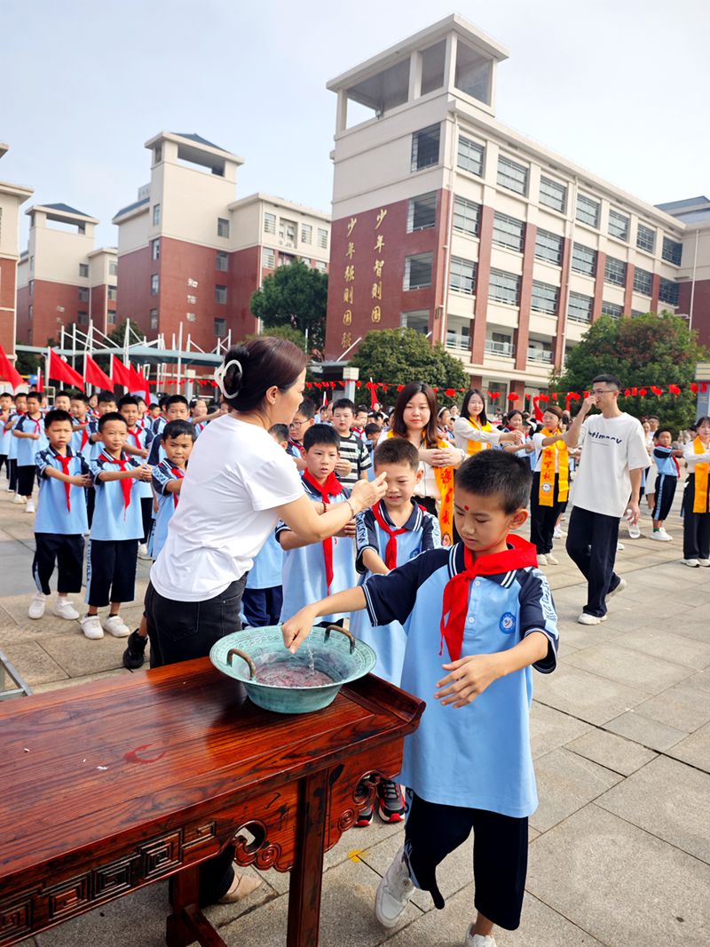 拾光筑梦·青衿致远--知源学校小学部举行纪念孔子诞辰2576周年暨四年级成长礼活动