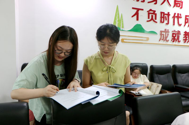 青蓝相携，师徒共进 ——知源学校小初部举行第十届“青蓝工程”总结表彰会暨第十一届“青蓝工程”启动仪式