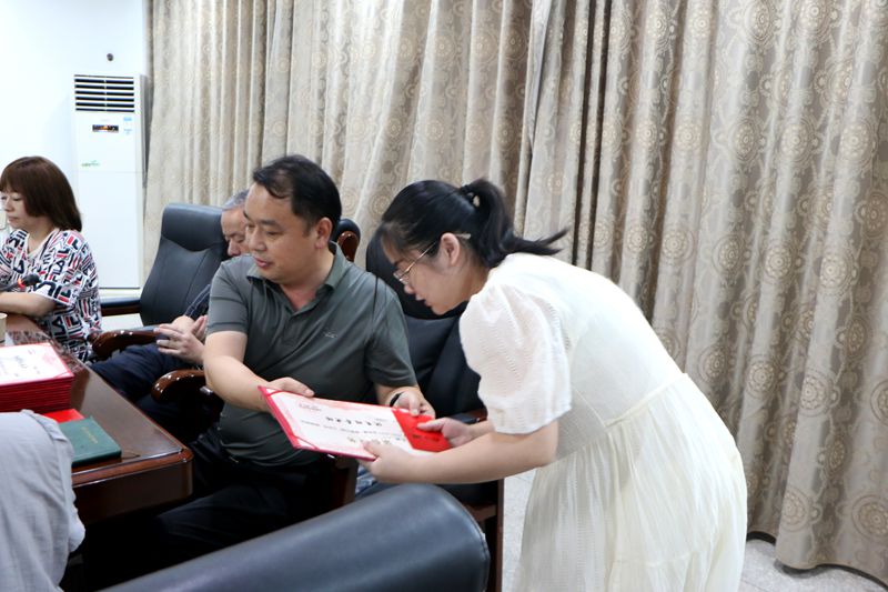 青蓝相携，师徒共进 ——知源学校小初部举行第十届“青蓝工程”总结表彰会暨第十一届“青蓝工程”启动仪式