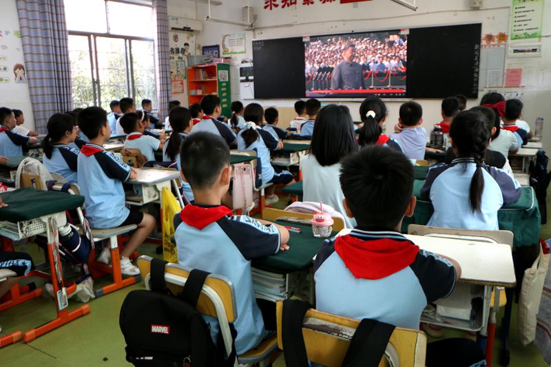 铭记历史 致敬祖国 ——知源学校组织全体师生观看“九三”大阅兵