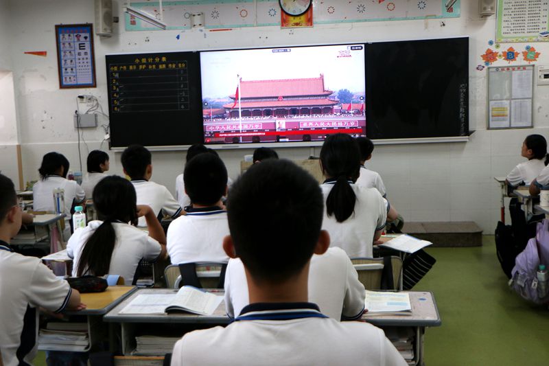 铭记历史 致敬祖国 ——知源学校组织全体师生观看“九三”大阅兵