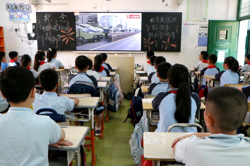 铭记历史 致敬祖国 ——知源学校组织全体师生观看“九三”大阅兵