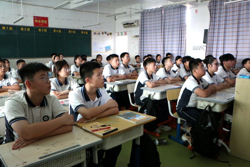 铭记历史 致敬祖国 ——知源学校组织全体师生观看“九三”大阅兵