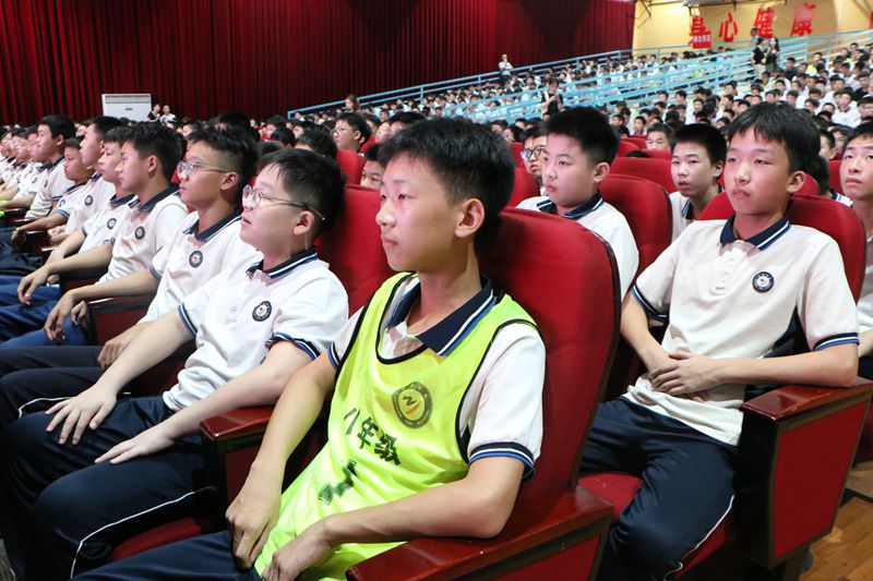 筑牢青春防线，书写君子风度 ——知源学校初中部举行全体男生行为规范与品格养成专题讲座