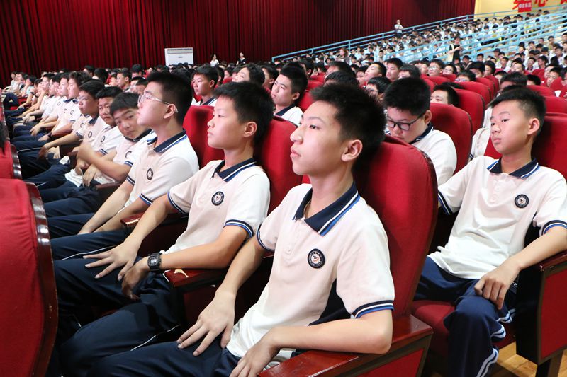 筑牢青春防线，书写君子风度 ——知源学校初中部举行全体男生行为规范与品格养成专题讲座