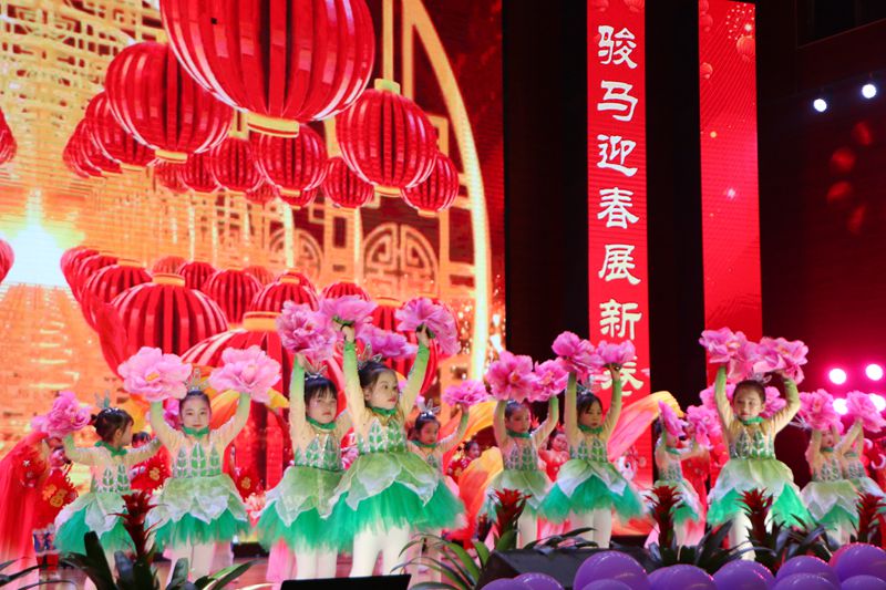 骏马迎春展新卷  弦歌廿载续华章 ——知源学校2026年元旦文艺汇演精彩落幕