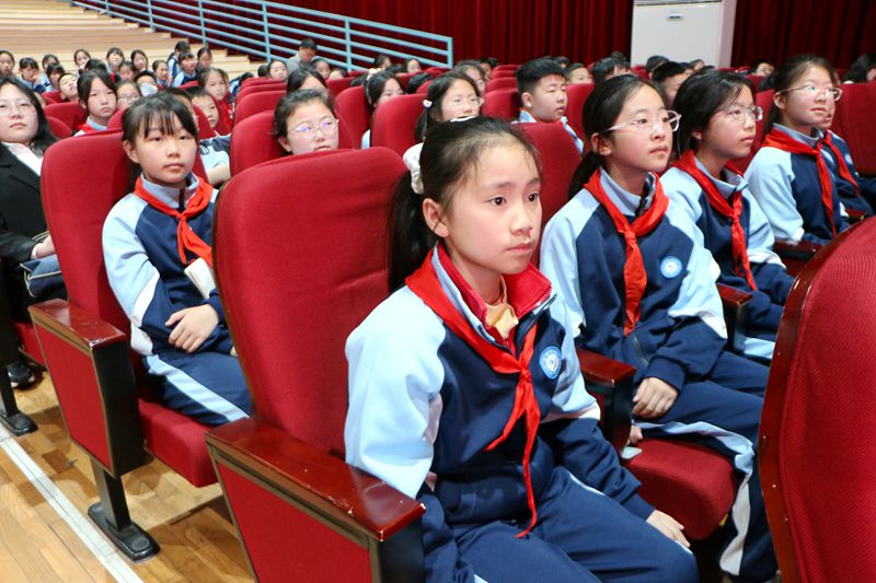 书香润校园 阅读育新人——知源学校举行“传承左公精神，弘扬爱国主义”阅读讲座暨“向阳花”行动进校园活动