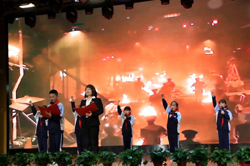 书香润校园 阅读育新人——知源学校举行“传承左公精神，弘扬爱国主义”阅读讲座暨“向阳花”行动进校园活动