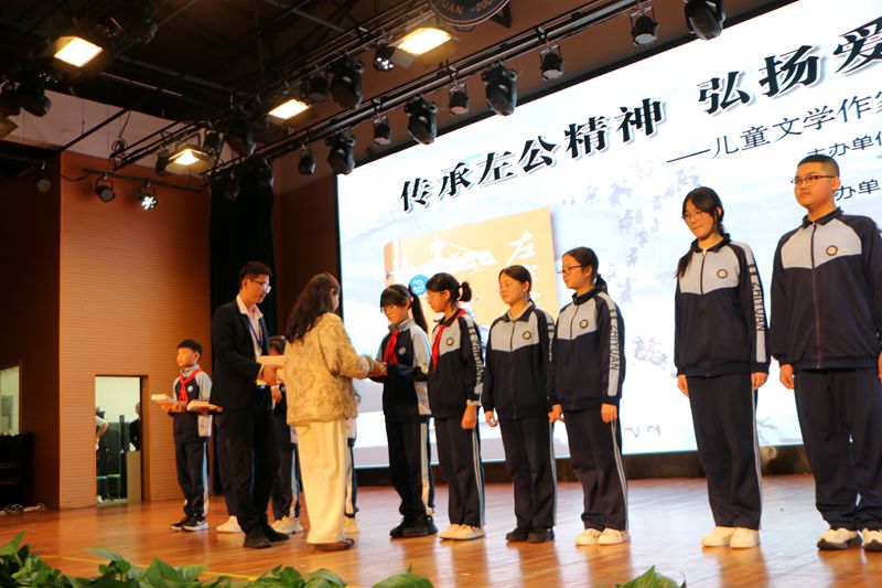 书香润校园 阅读育新人——知源学校举行“传承左公精神，弘扬爱国主义”阅读讲座暨“向阳花”行动进校园活动