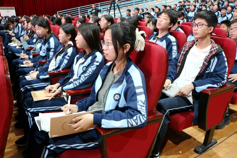 书香润校园 阅读育新人——知源学校举行“传承左公精神，弘扬爱国主义”阅读讲座暨“向阳花”行动进校园活动
